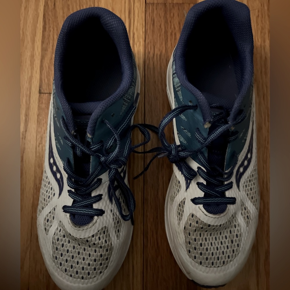 Saucony kids sneakers. Size 4M